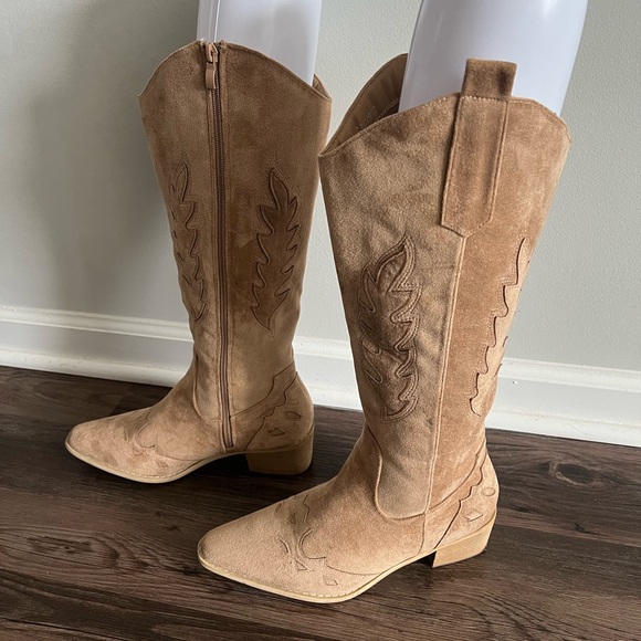 Tan Suede Western Boots - Picture 4 of 8
